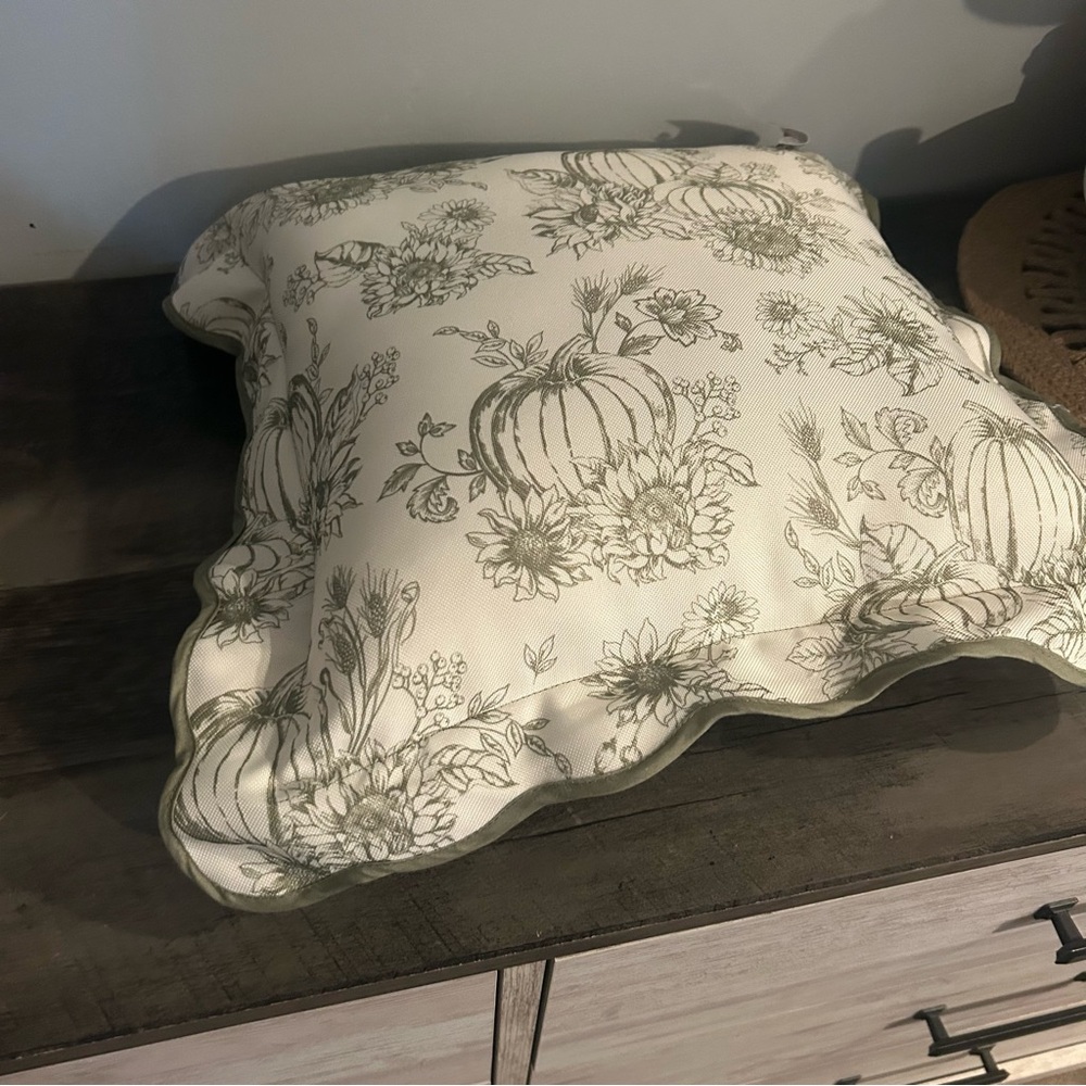 NWT Hobby Lobby White & Green Pumpkins Scalloped Pillow - Picture 3 of 4